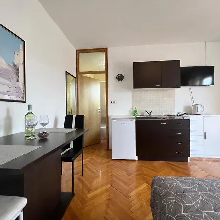 Apartment House Roca *